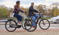 Gazelle Paris C7 elektrische stadsfiets met lage instap, afgebeeld in zijaanzicht op neutrale achtergrond, met Bosch middenmotor, gesloten kettingkast, verende voorvork en zadelpen, MIK-bagagedrager en spatborden – gericht op comfortabel dagelijks gebruik en woon-werkverkeer.