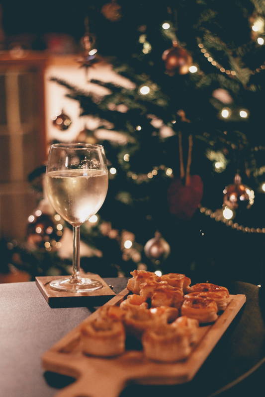 Verre de vin devant un sapin de Noël pour un apéro en famille