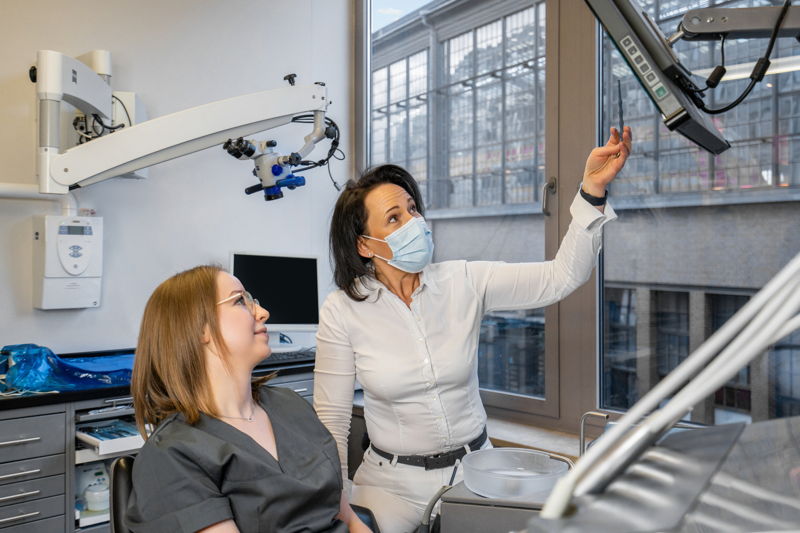 Behandlung Zahnärztin Dr. M. Siodmok Berlin Mitte