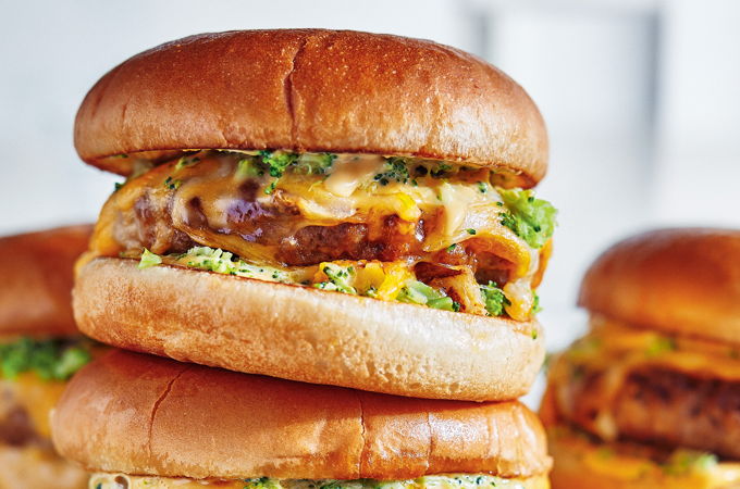 Cheeseburgers au porc et au brocoli