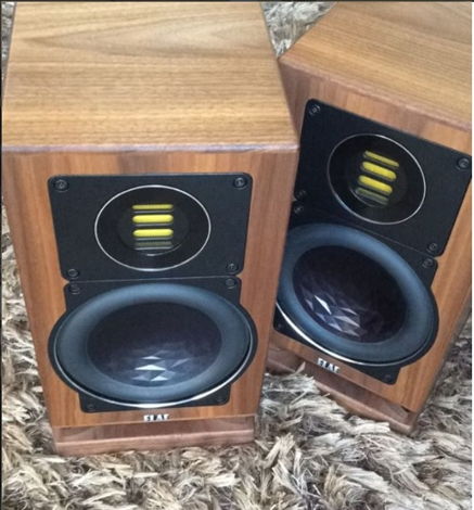 Elac BS403 great bookshelf monitor speakers in mint con...