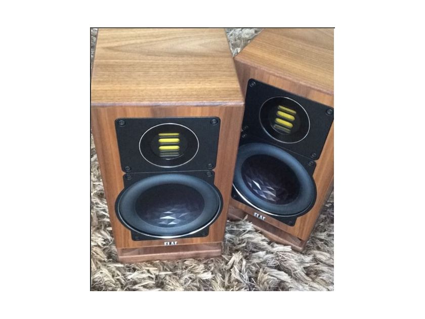 Elac BS403 great bookshelf monitor speakers in mint condition