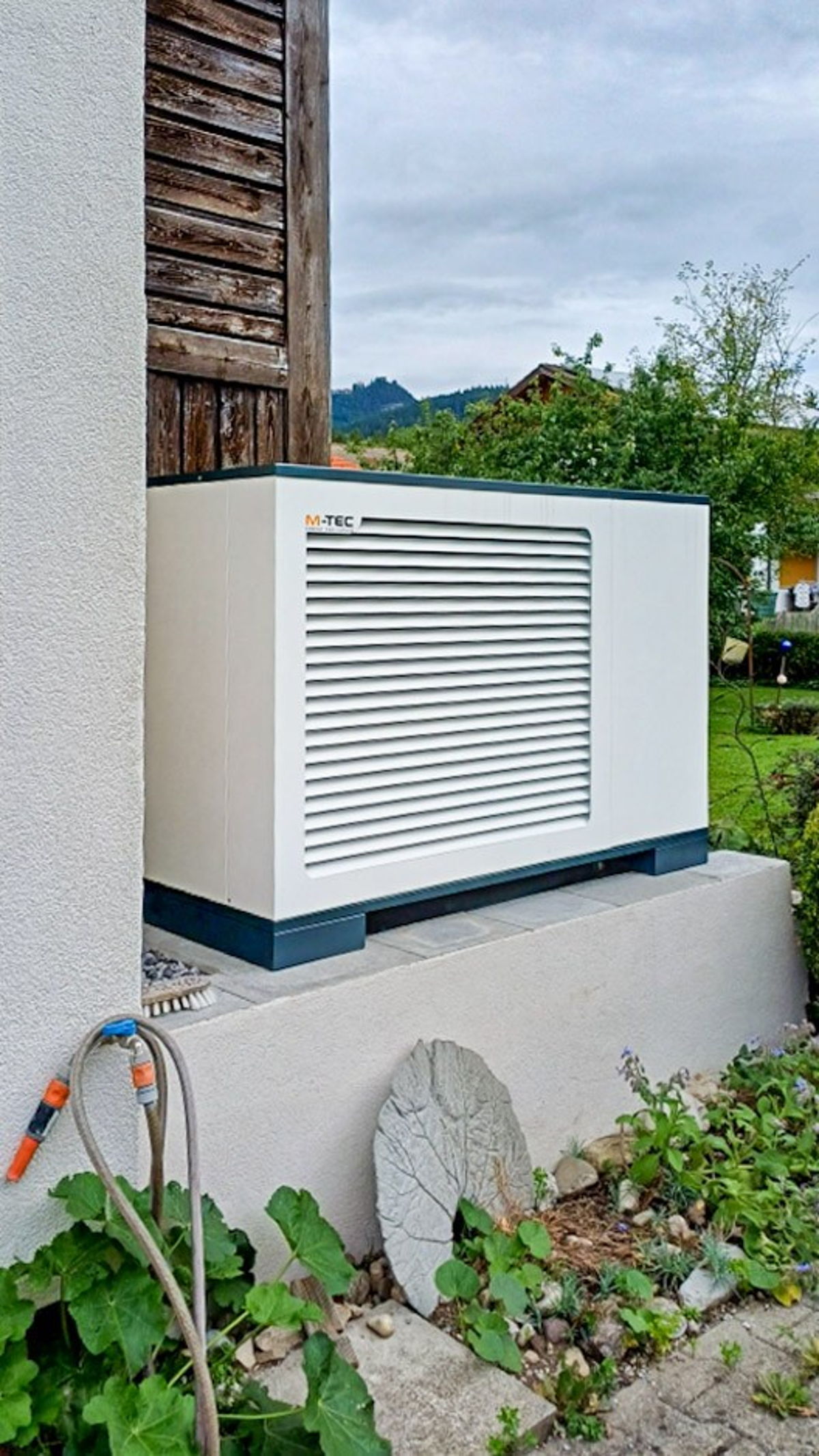 Foto Kundenreferenz Altbau Heizungssanierung Wärmepumpe außen