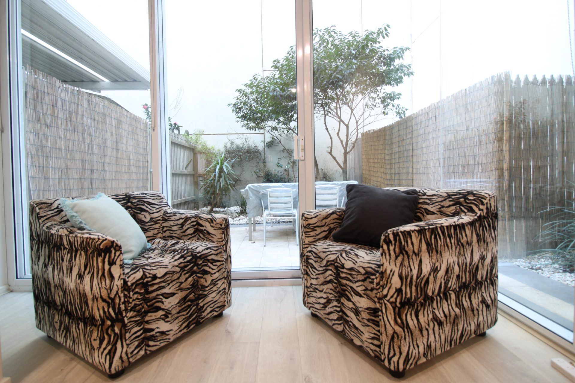 FOR LEASE - Refurbished Fully Furnished Courtyard Residence in Unbeatable Location- Southbank - Image 3