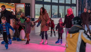 rübezahl eltern und kinder fahren schlittschuh