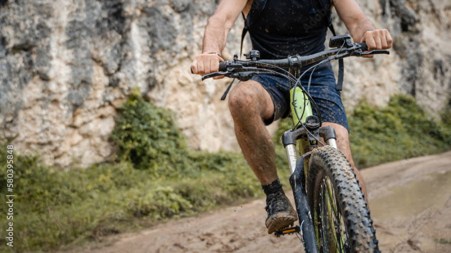 マウンテンバイク型e-bikeに乗る男性