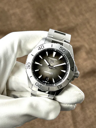 TAG Heuer Professional 200 Date Tag