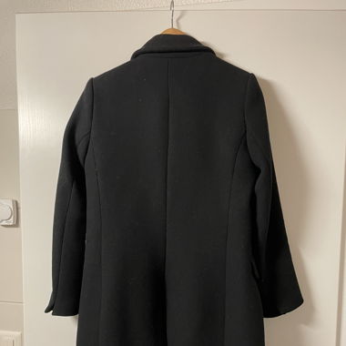 Schwarzer Mantel 