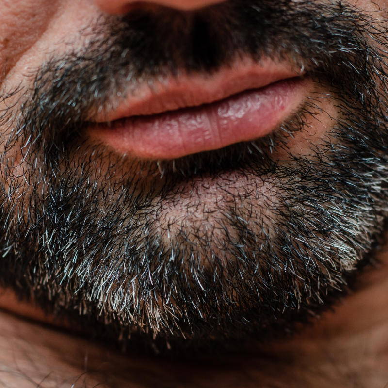 Poils blancs dans la barbe : comment s'en débarrasser - Sapiens