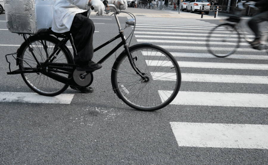 横断歩道を横切る自転車