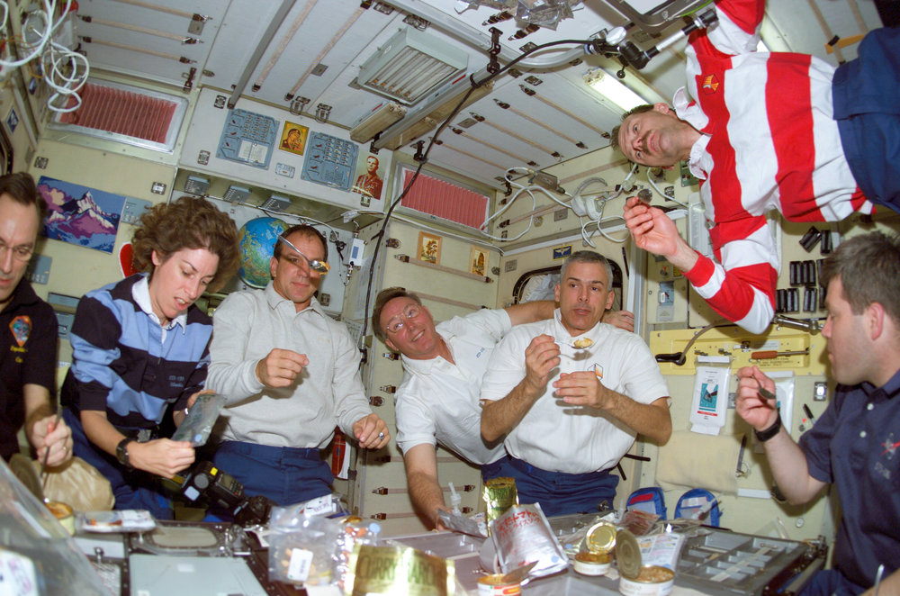 STS-110_crew_eating.jpg