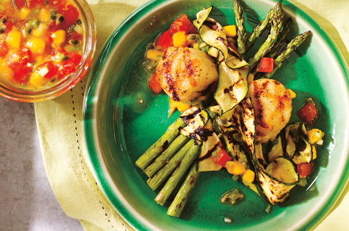 Pétoncles et légumes grillés avec salsa de mangue et de fruit de la passion