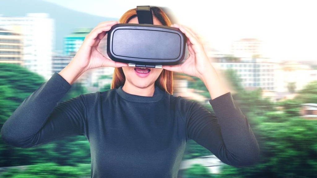 VR-immersive-reality-vrouw-VR-bril
