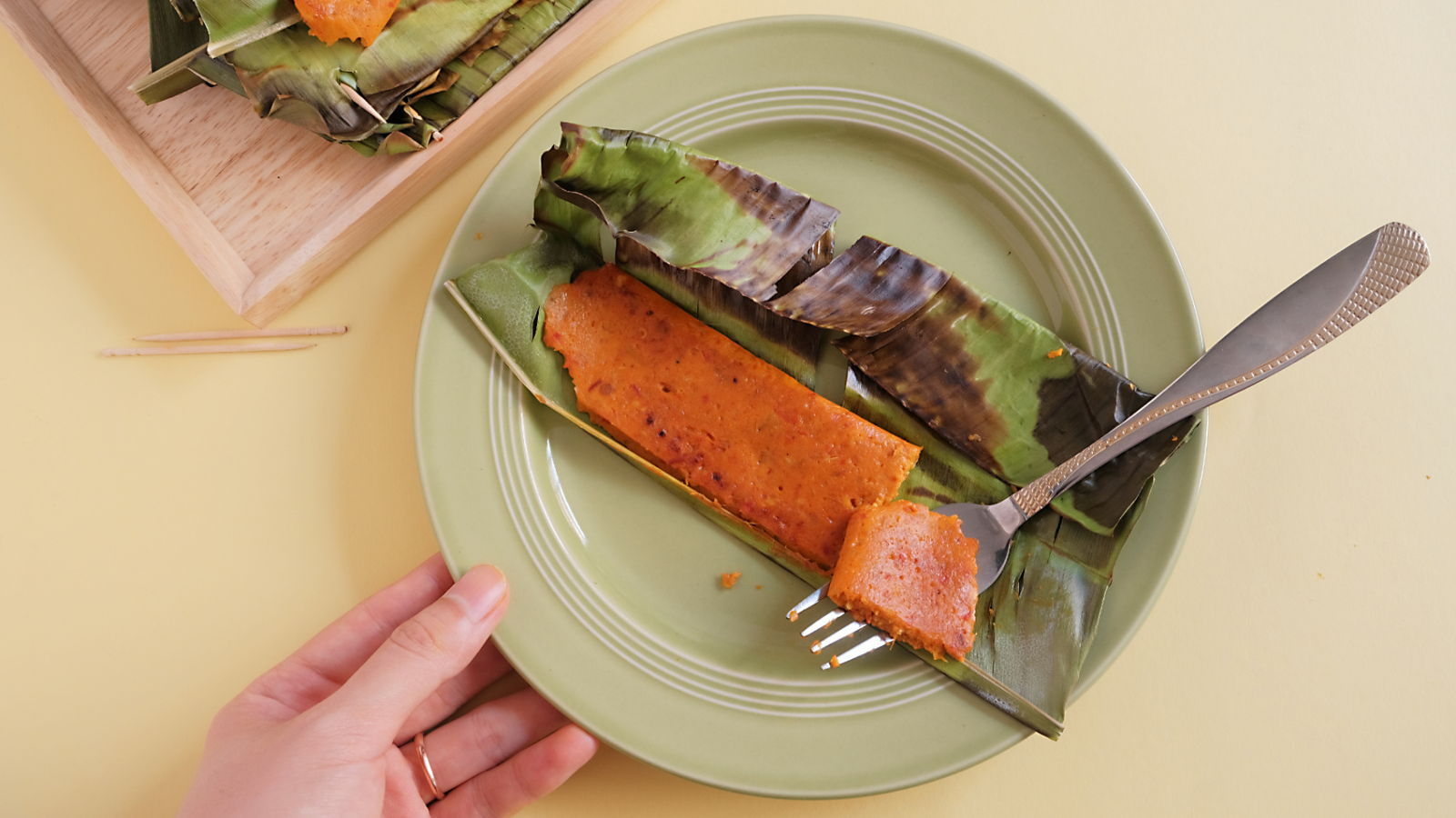 Otak-otak khas Indonesia, terbuat dari ikan tenggiri, dibungkus daun pisang, dan dipanggang hingga harum