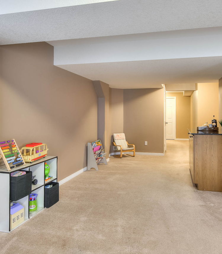 game room with carpet