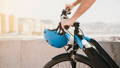 elektrische fiets met helm
