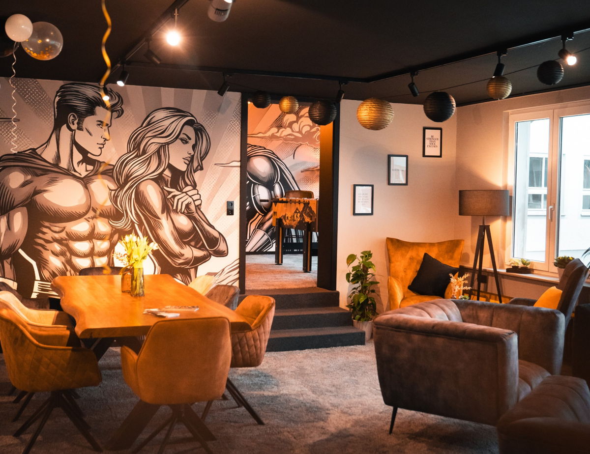 Moderne Lounge im Fitnessstudio K2 für Erholung und Austausch