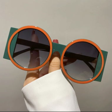 Grüne Sonnenbrille mit Orangen Akzent