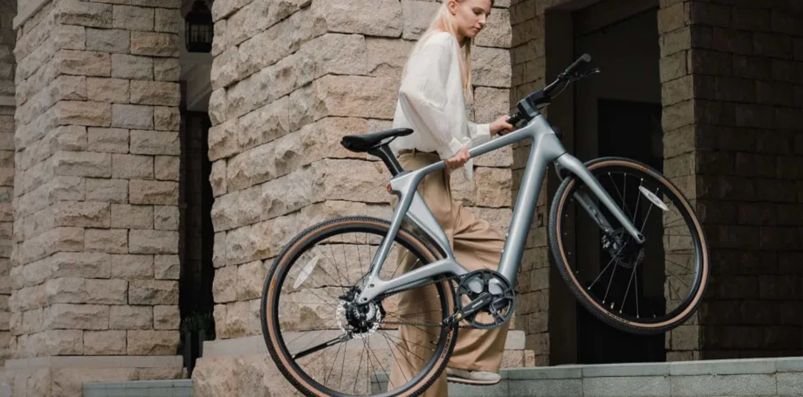 Imagen de recurso de una chica cargando con una e-bike.
