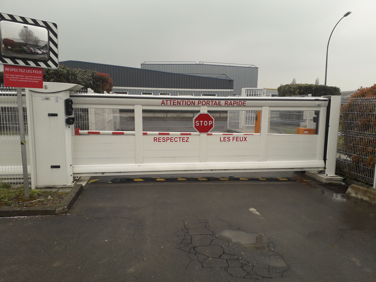 Portail coulissant rapide à l'entrée poids lourds d'un site industriel