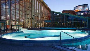 bg wonnemar wismar pool außen dämmerung