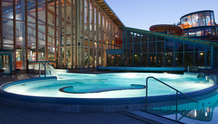 bg wonnemar wismar pool außen dämmerung