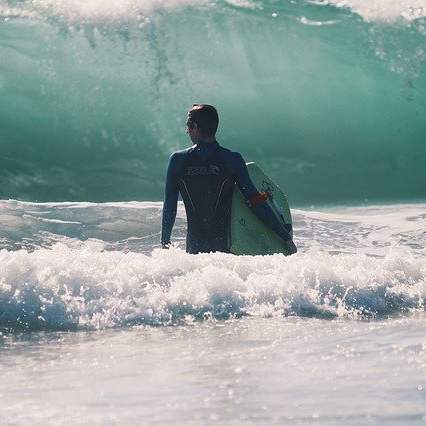 Surfer med Neptune vandtæt solbrille med kamera