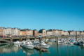 Un havre avec des bateaux devant la ville de Dieppe