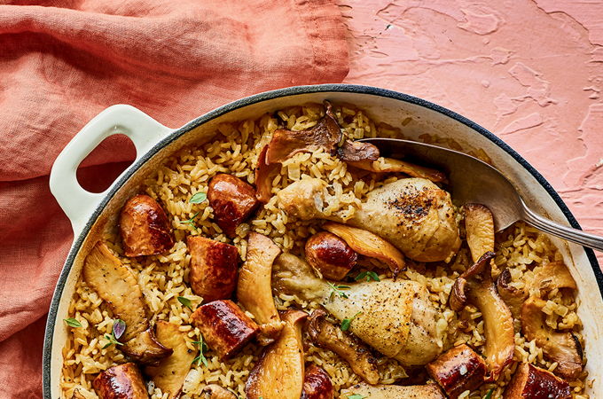 Casserole de saucisses et de poulet au riz brun