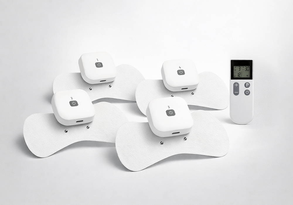 مجموعة كاملة لجهاز Wellue اللاسلكي TENS تتضمن أربع وحدات مع أقطاب، وجهاز تحكم عن بعد، وشاحن USB-C، ودليل المستخدم.