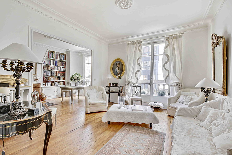 Hamburg - This typically Parisian apartment is on sale for 1.3 million euros. The family property is located on the second floor of a building designed in the Haussmann style. The approx. 101 square metre interior consists of two bedrooms and a bathroom.