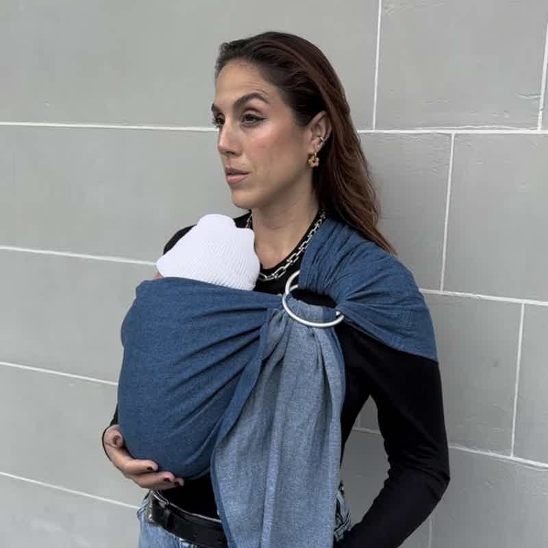 Ring sling jeans bleu Joli Nous, confort et qualité premium pour bébé, fabriquée en Suisse