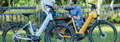 Gazelle Paris C7 elektrische stadsfiets met lage instap, afgebeeld in zijaanzicht op neutrale achtergrond, met Bosch middenmotor, gesloten kettingkast, verende voorvork en zadelpen, MIK-bagagedrager en spatborden – gericht op comfortabel dagelijks gebruik en woon-werkverkeer.