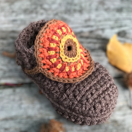 Haakpatroon baby/peuterslofjes met boord en ronde applicatie