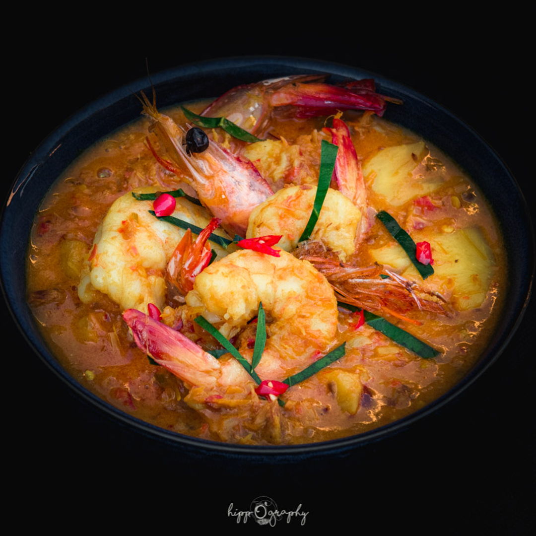 Udang masak lemak nanas originates from Peranakan cuisine. Pineapple infuses a gentle tartness into the creamy curry, heightened by tangy tamarind and tied together by juicy sweet prawns 😍. The prawn oil enhances the deep orange hue, which also makes a world of difference to the flavour profile and that is my personal touch. If you wanna stay true to the recipe and don't want a strong prawny taste, simply skip the prawn oil step. But you might be missing out on something special there 😇.