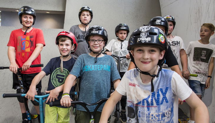 playground skatehalle aurich kinder auf rollern rz