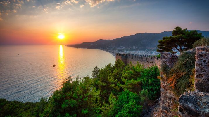 The origins of Alanya Castle can be traced back to the 1st century BC when it was built by the Hellenistic civilization