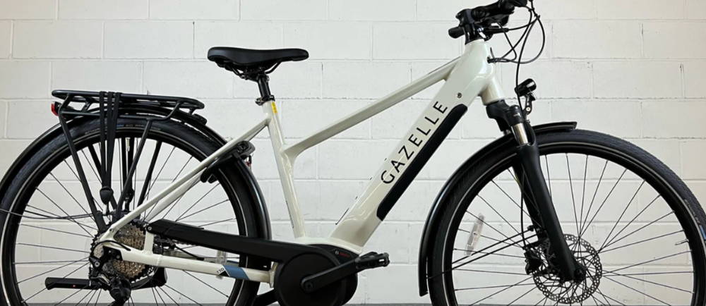 A white Gazelle Medeo T10 HMB electric city bike