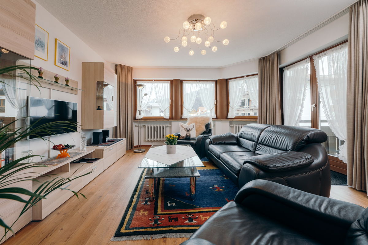 Ferienwohnung mit Ledersofa im Wohnzimmer, Oberstdorf im Allgäu.