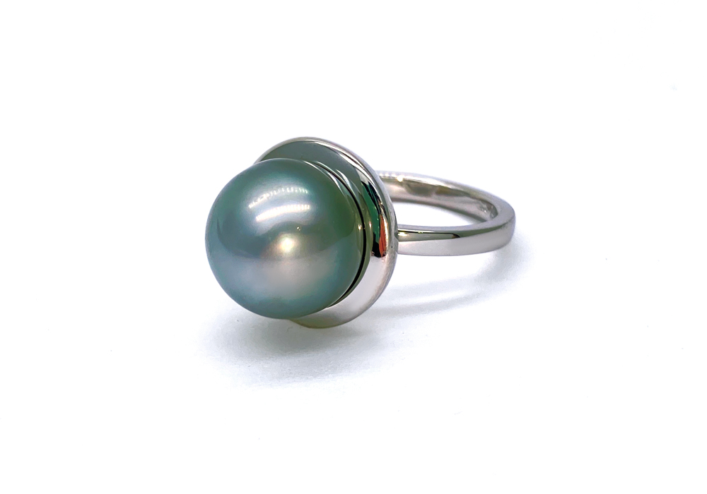 White gold ring with a Tahitian pearl