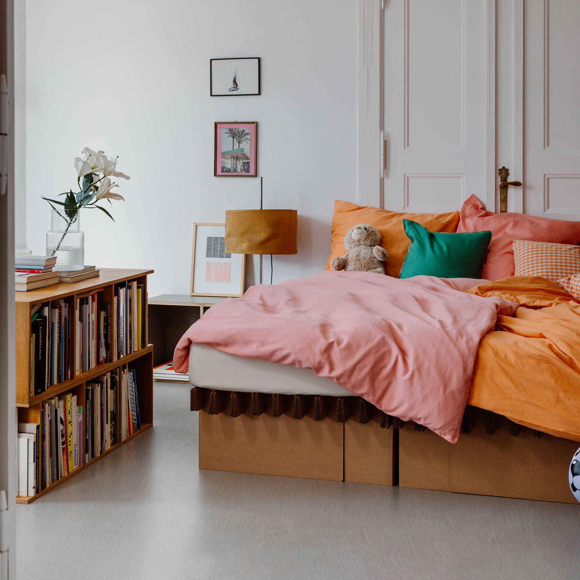 ROOM IN A BOX Co-Sleeping im grauen Familienbett aus Wellpappe 