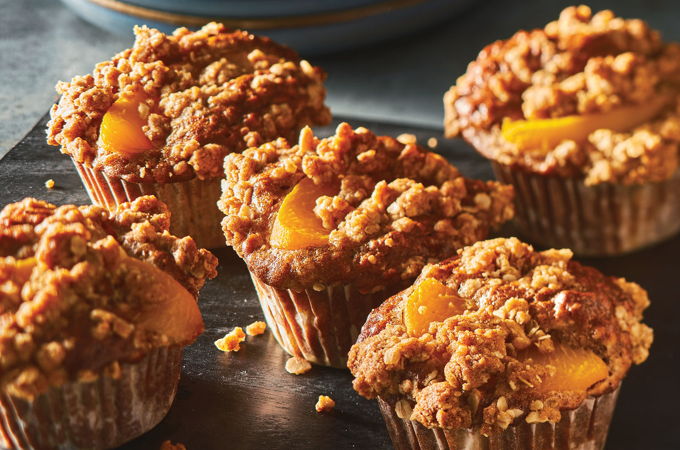 Muffins aux pêches et crumble à la cannelle