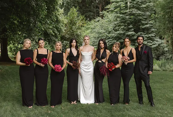 Photo de la mariée accompagnée de ses demoiselles d’honneur.