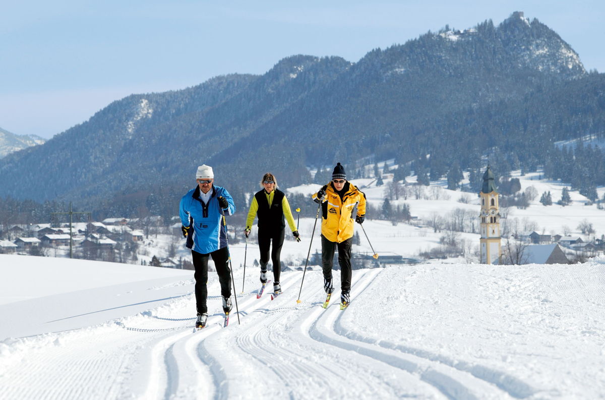 Schneeschuhwandern oder Langlaufen direkt in Pfronten im Allgäu mit Blick auf die Ortkirche und Burg Falkenstein