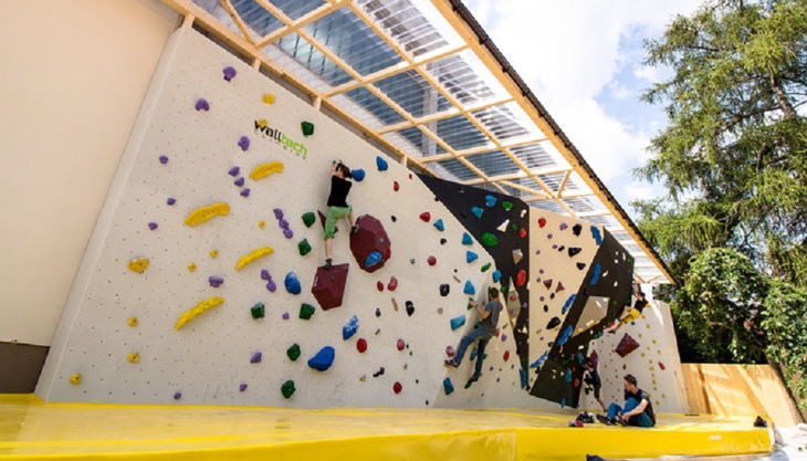 der steinbock boulderwand außen