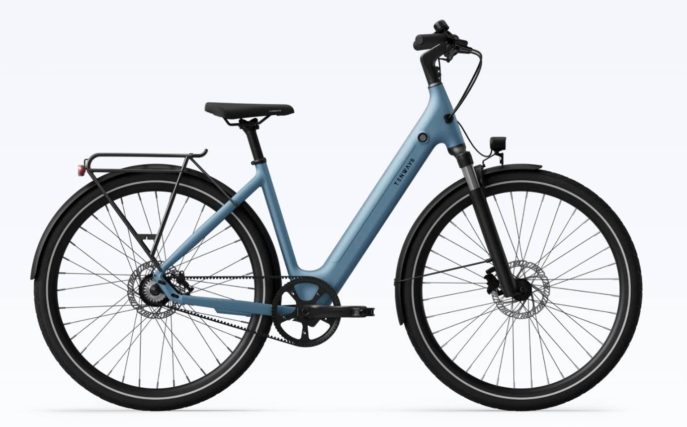 Vélo de ville électrique léger Tenways CGO800S bleu à cadre bas avec courroie Gates, vu de profil
