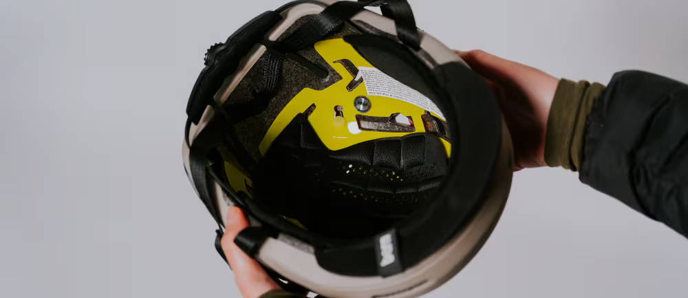 persoon heeft MIPS helm in handen