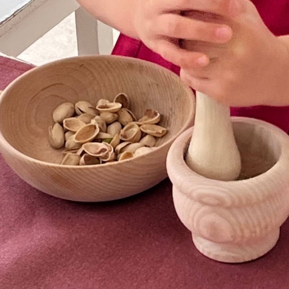 Un petit garçon utilise des couverts enfant pour dresser le couvert