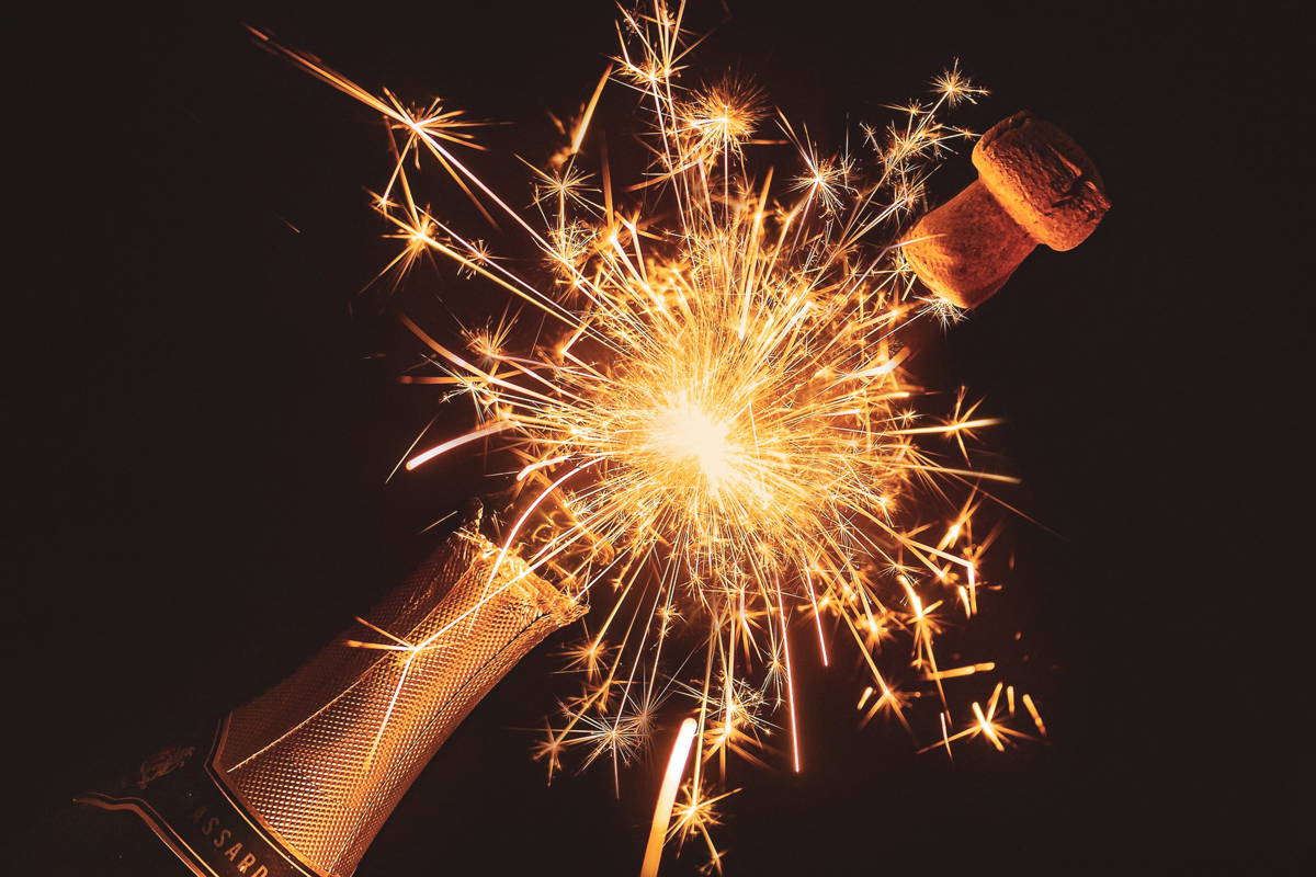 Bouteille de champagne en explosion de bulles