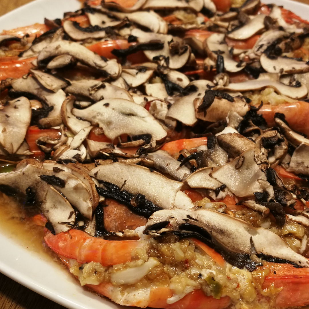 Steam prawns with garlic, Chinese wine, chili padi, mushrooms